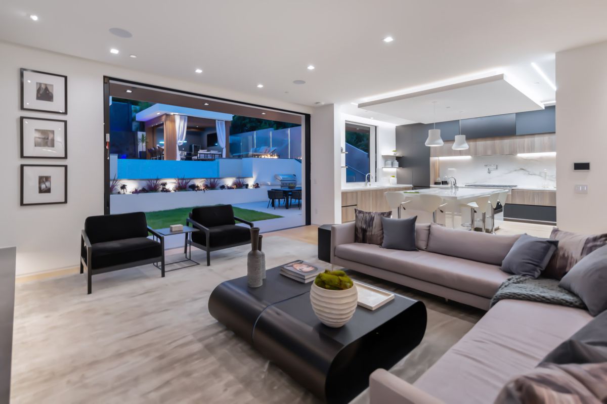 A-Jaw-Dropping-Modern-Residence-in-Los-Angeles-hits-Market-for-6.4-Million-10