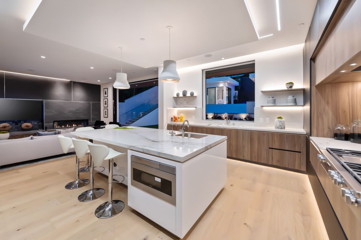 A-Jaw-Dropping-Modern-Residence-in-Los-Angeles-hits-Market-for-6.4-Million-12