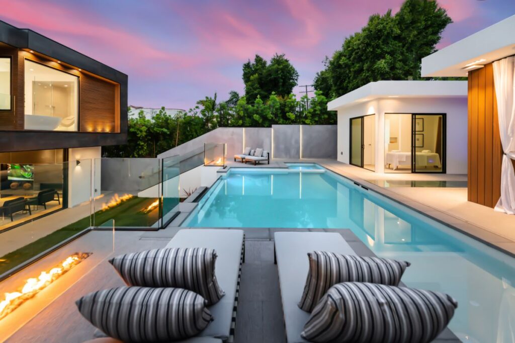 A Jaw Dropping Modern Residence in Los Angeles hits Market