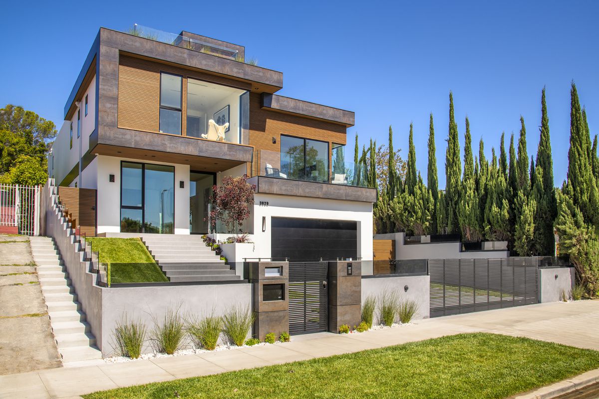 A-Jaw-Dropping-Modern-Residence-in-Los-Angeles-hits-Market-for-6.4-Million-3