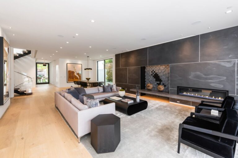 A Jaw Dropping Modern Residence in Los Angeles hits Market for $6.4 M