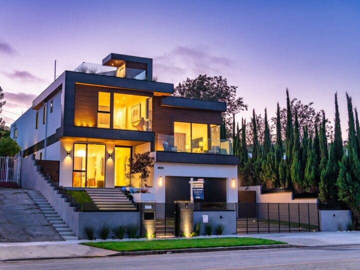 A Jaw Dropping Modern Residence in Los Angeles hits Market for $6.4 M