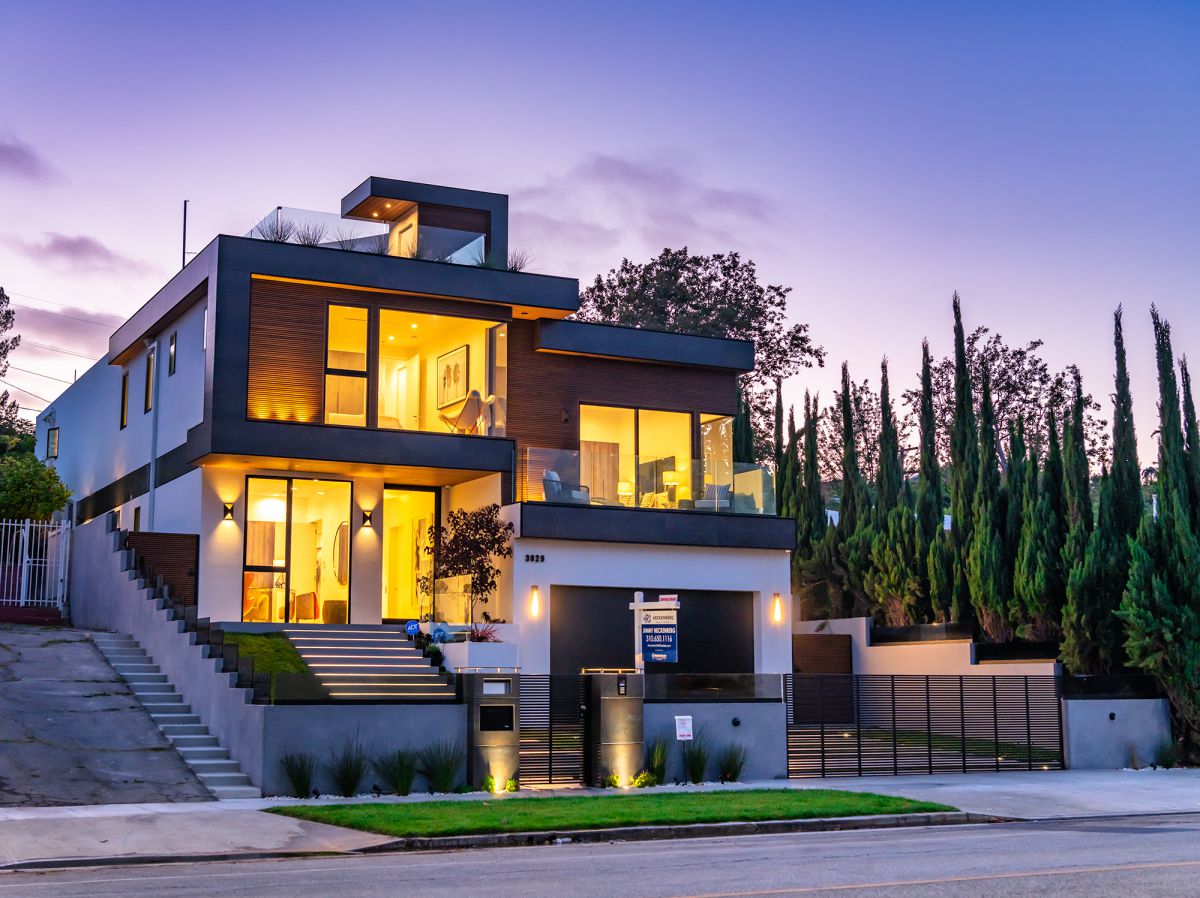 A-Jaw-Dropping-Modern-Residence-in-Los-Angeles-hits-Market-for-6.4-Million-38