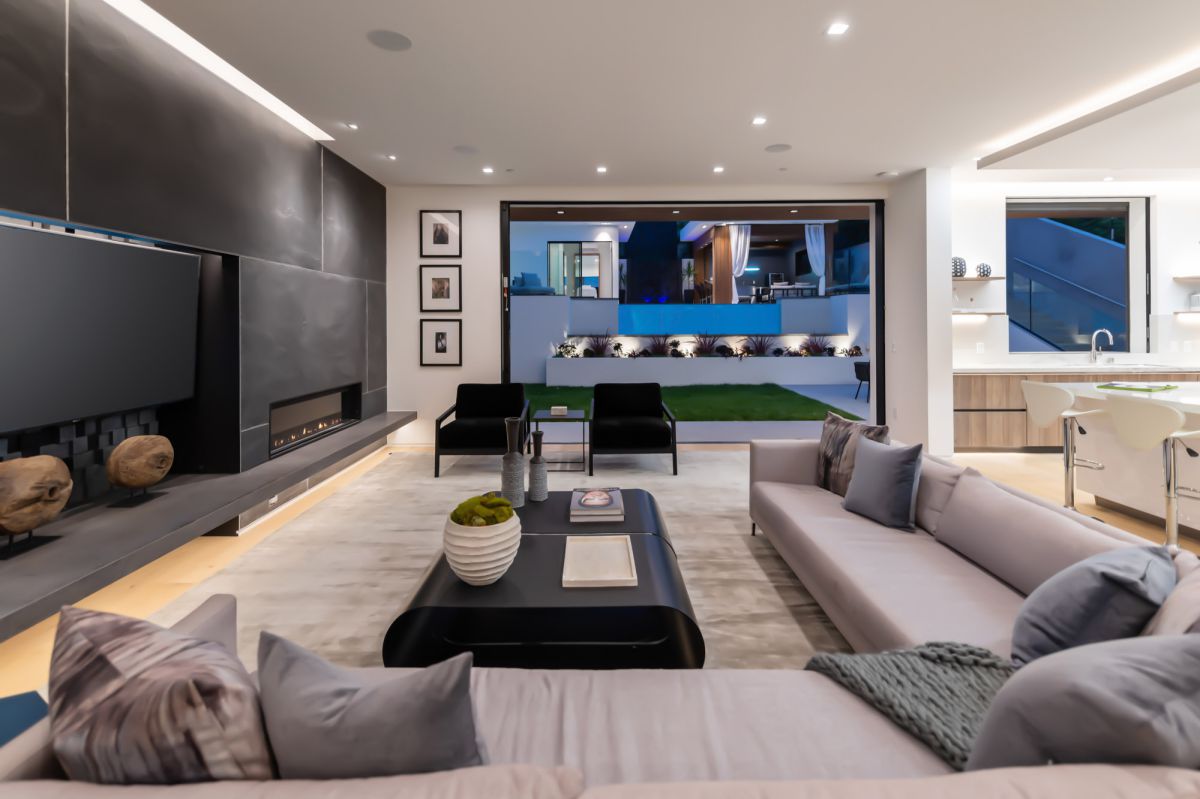 A-Jaw-Dropping-Modern-Residence-in-Los-Angeles-hits-Market-for-6.4-Million-7