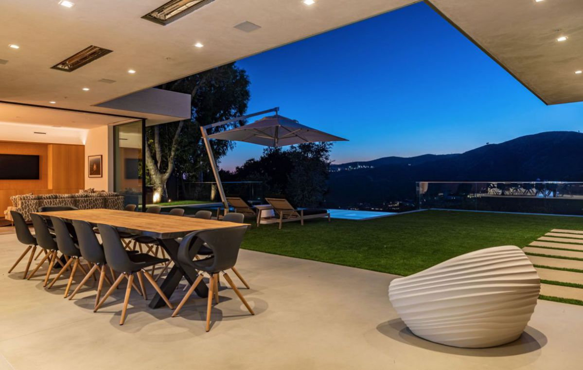 Brand-New-Contemporary-Bel-Air-Custom-Home-hit-Market-24