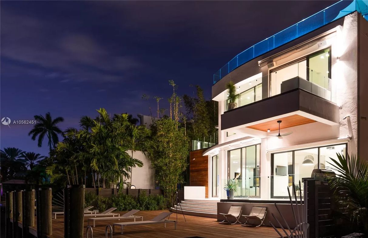 Breathtaking-San-Marco-Waterfront-Home-for-Rent-1374-S-Venetian-Way-B-Miami-Beach-19