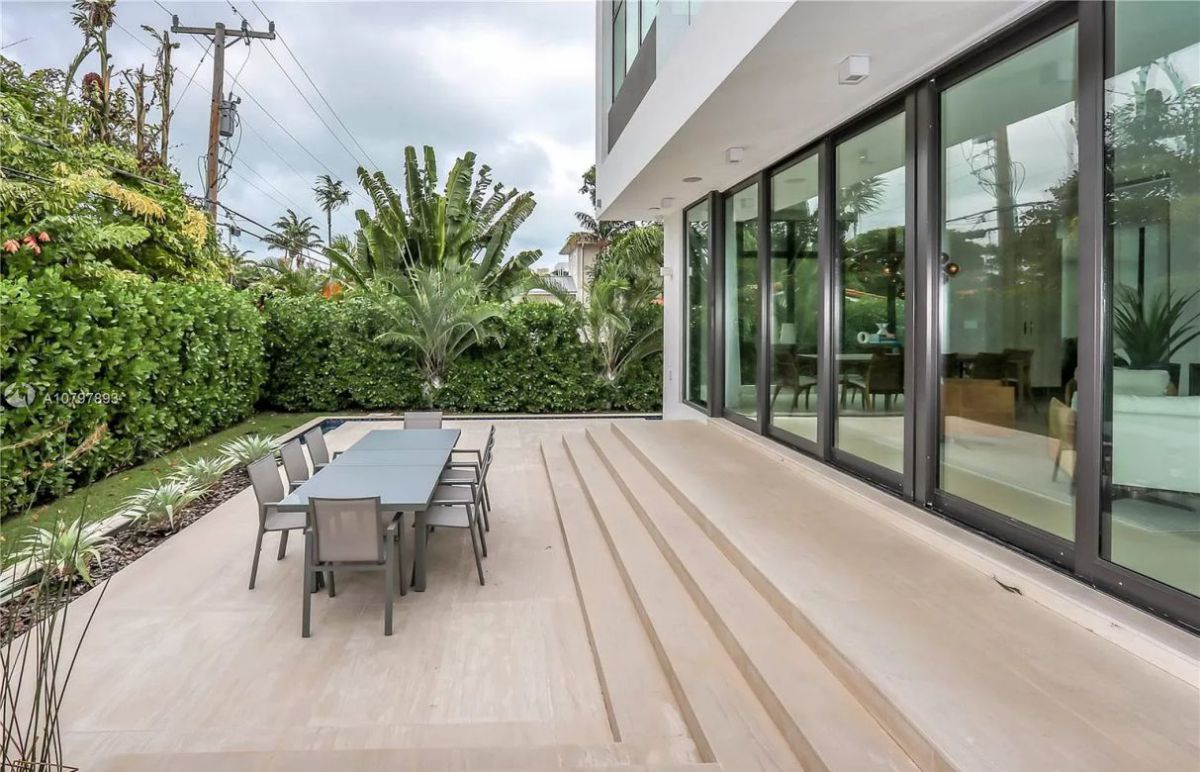 Buttonwood-Drive-Modern-Home-in-Key-Biscayne-on-Market-13