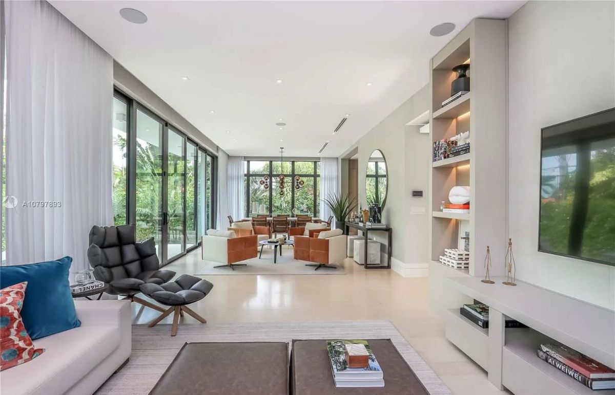 Buttonwood-Drive-Modern-Home-in-Key-Biscayne-on-Market-18