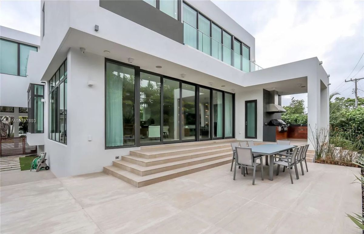 Buttonwood-Drive-Modern-Home-in-Key-Biscayne-on-Market-19