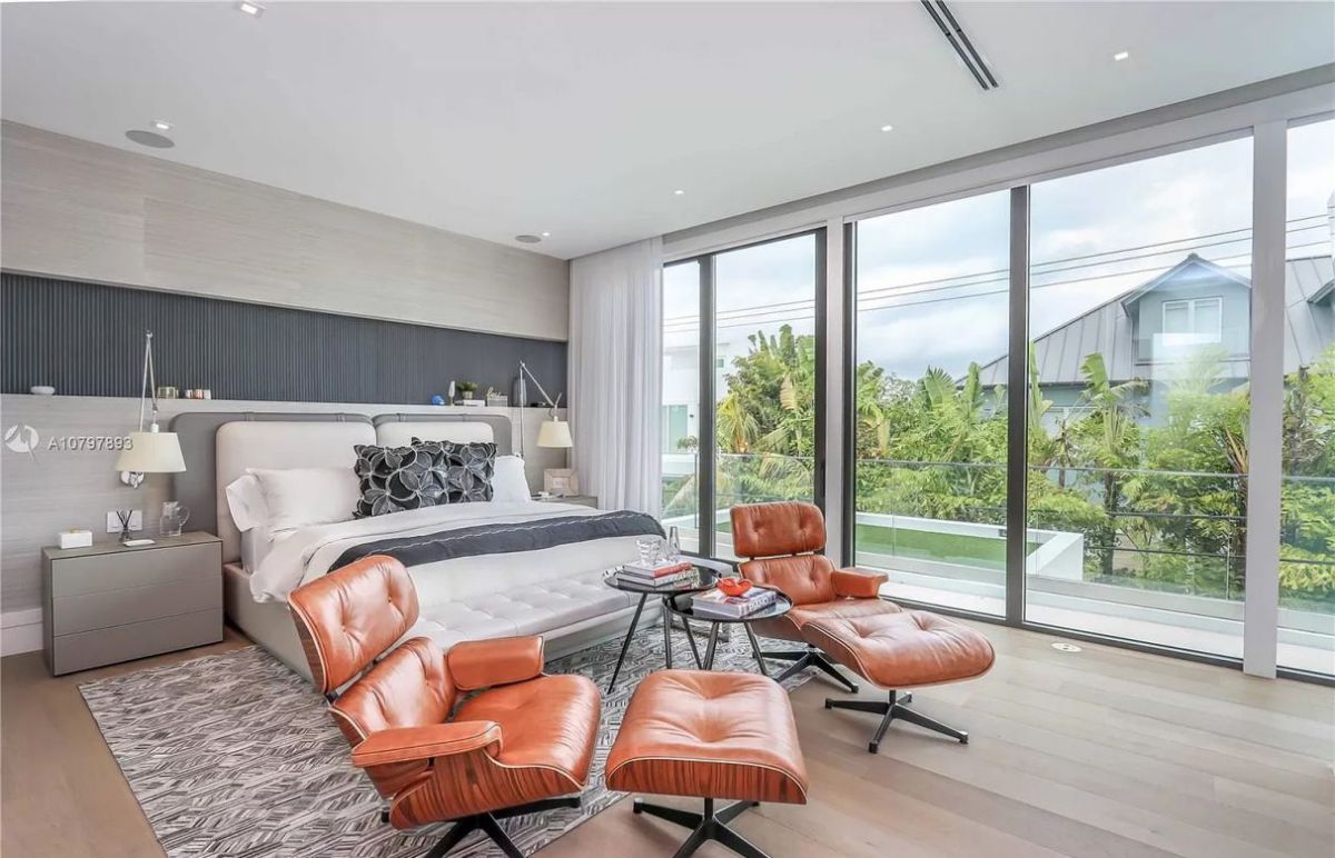 Buttonwood-Drive-Modern-Home-in-Key-Biscayne-on-Market-7