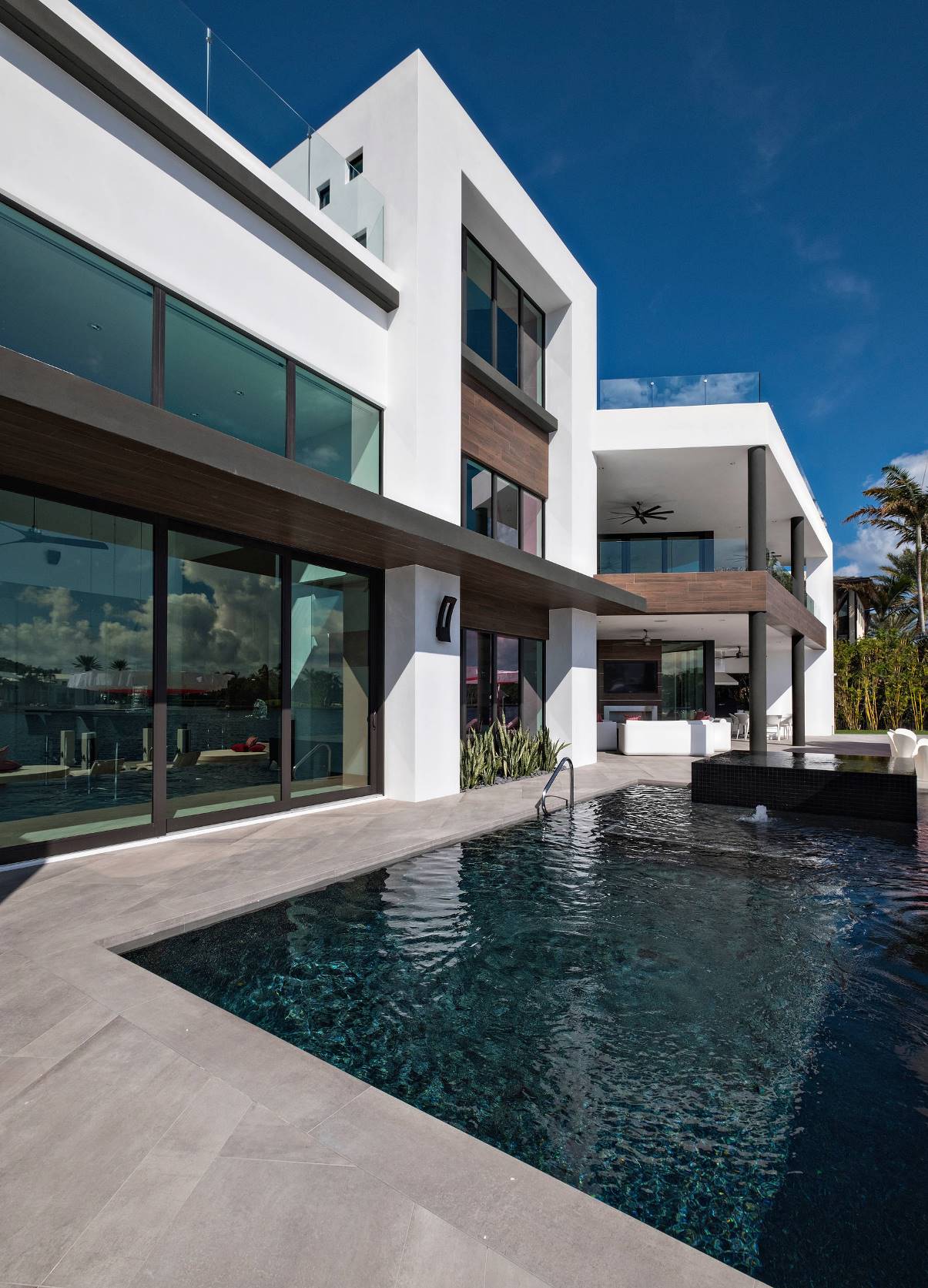 East-Boca-Modern-Home-in-Miami-by-Affiniti-Architects-22