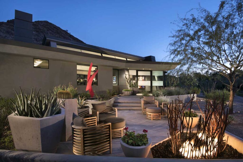 East Royal Palms Residence in Phoenix, Arizona by Swaback Partners