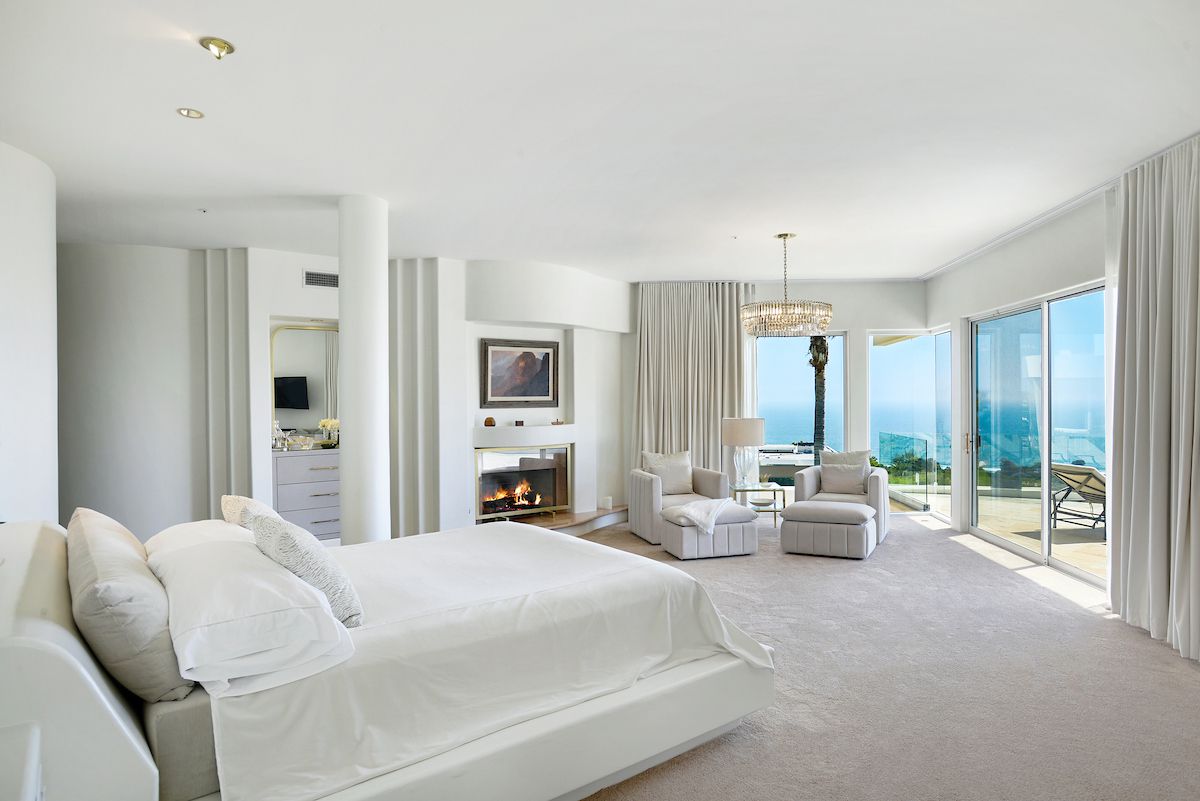 Jaw-dropping-Philip-Avenue-Residence-in-Malibu-California-15