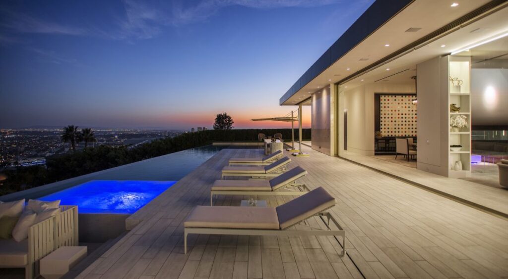 Luxurious Hillcrest Modern Mansion in Los Angeles by McClean Design