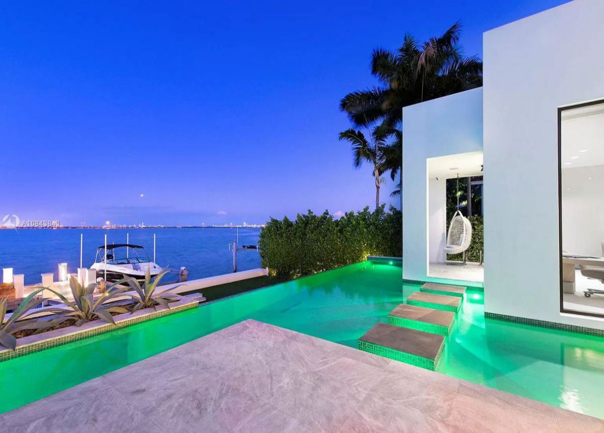 Marvelous-Venetian-Waterfront-Home-in-Miami-Beach-10