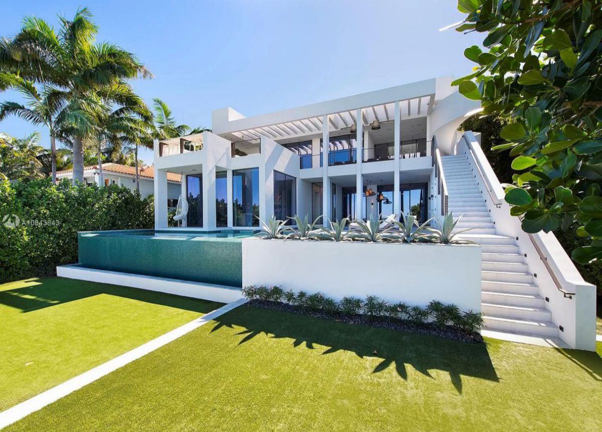 Marvelous-Venetian-Waterfront-Home-in-Miami-Beach-12