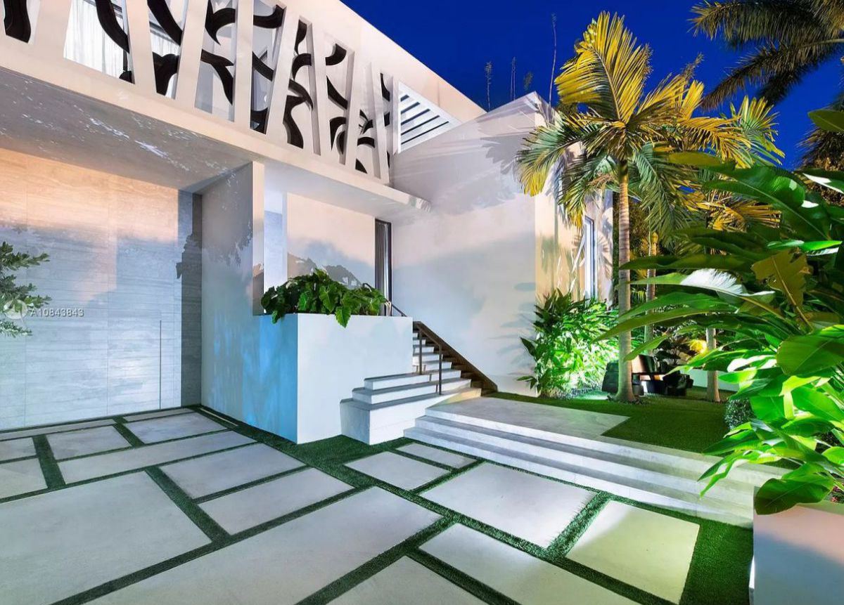 Marvelous-Venetian-Waterfront-Home-in-Miami-Beach-14