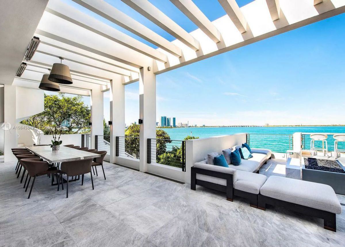 Marvelous-Venetian-Waterfront-Home-in-Miami-Beach-17