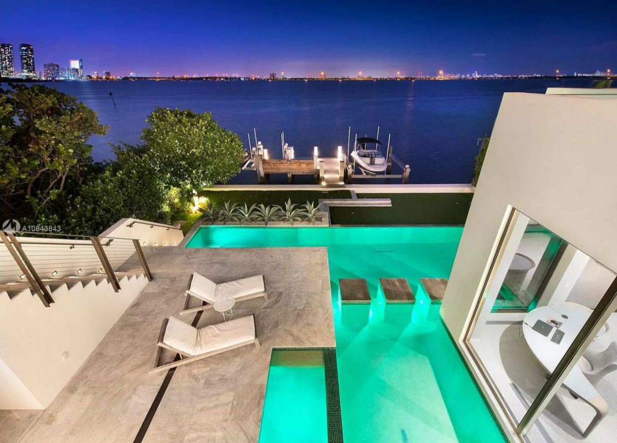 Marvelous-Venetian-Waterfront-Home-in-Miami-Beach-19