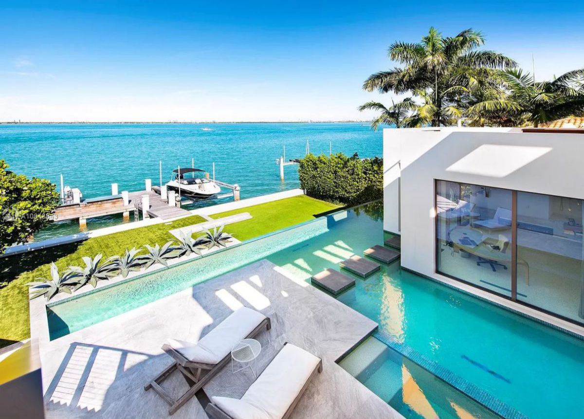 Marvelous-Venetian-Waterfront-Home-in-Miami-Beach-26