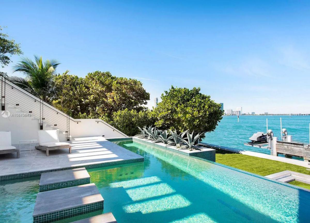 Marvelous-Venetian-Waterfront-Home-in-Miami-Beach-30