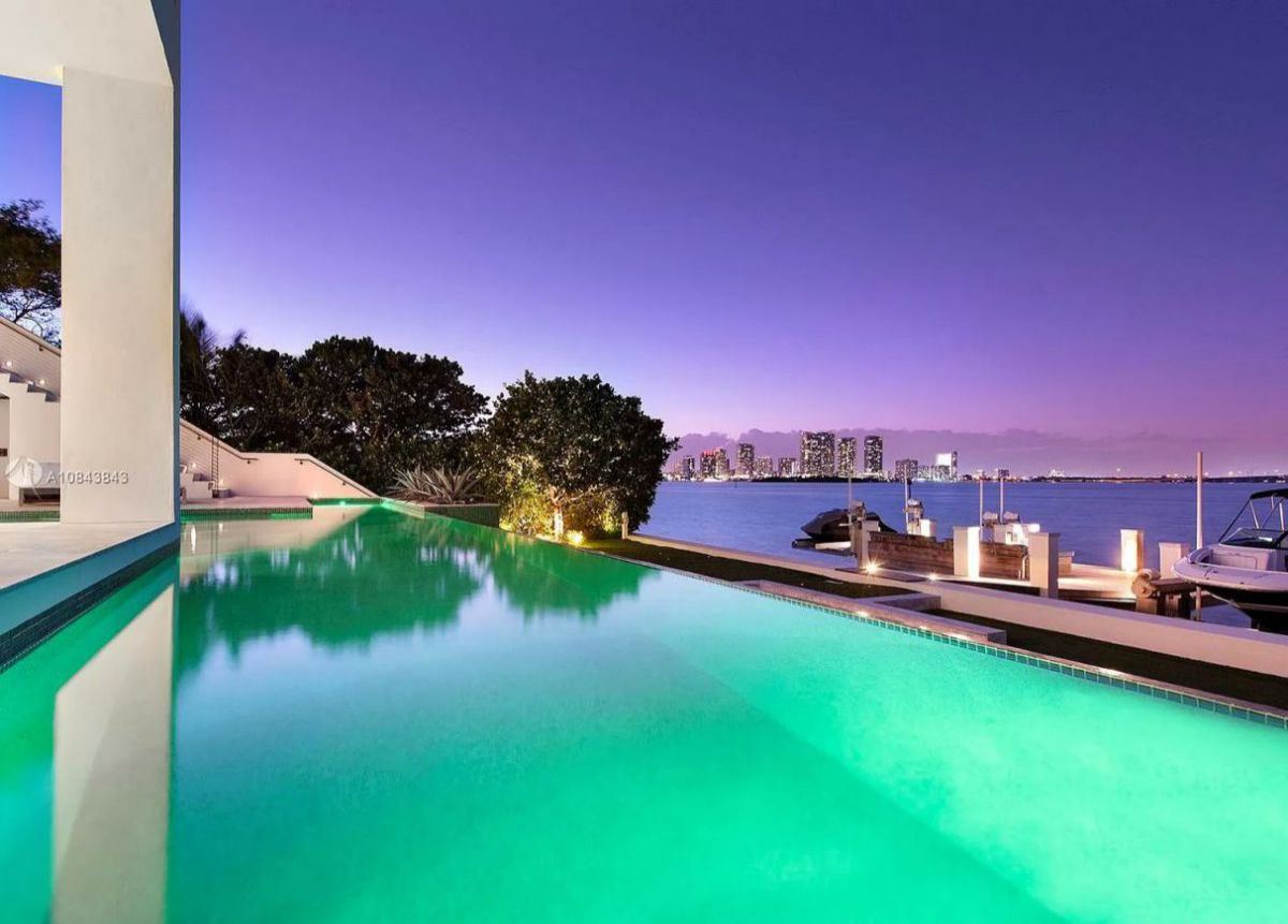 Marvelous-Venetian-Waterfront-Home-in-Miami-Beach-36