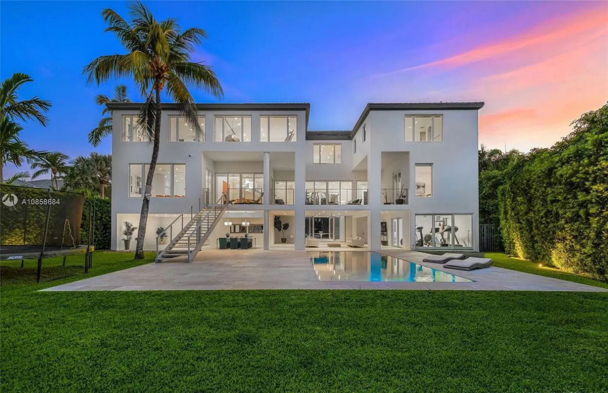 Mashta-Island-Waterfront-Home-in-Key-Biscayne-for-Sale-17