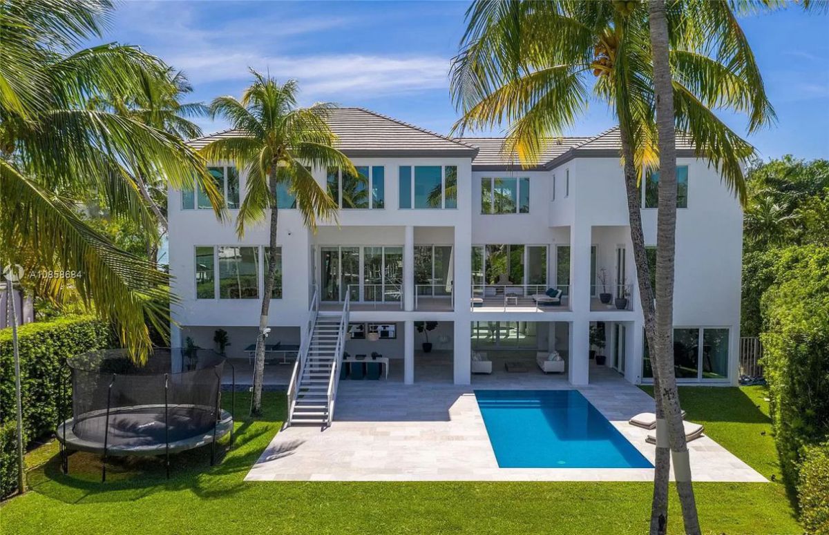 Mashta-Island-Waterfront-Home-in-Key-Biscayne-for-Sale-2