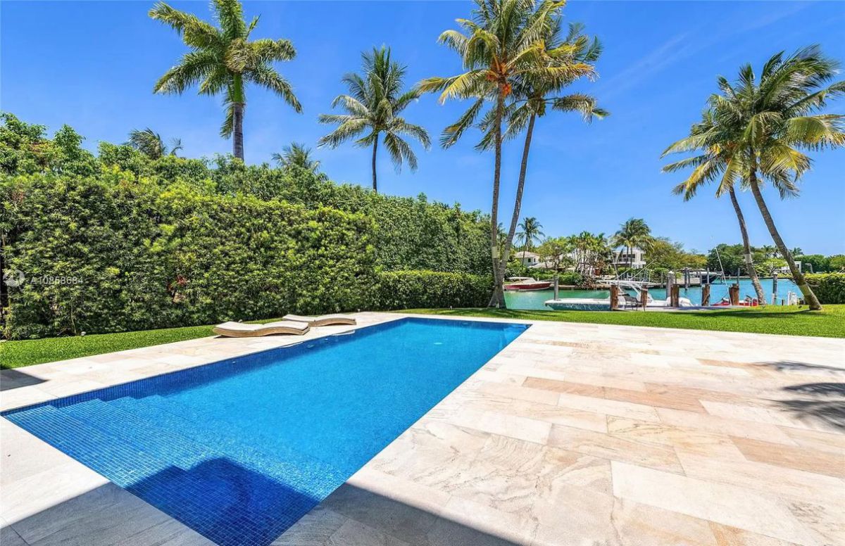 Mashta-Island-Waterfront-Home-in-Key-Biscayne-for-Sale-25