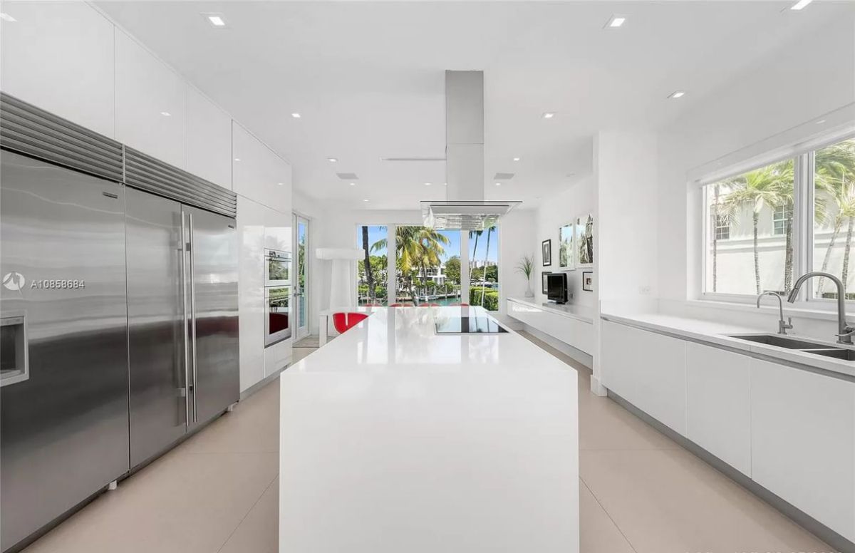 Mashta-Island-Waterfront-Home-in-Key-Biscayne-for-Sale-33