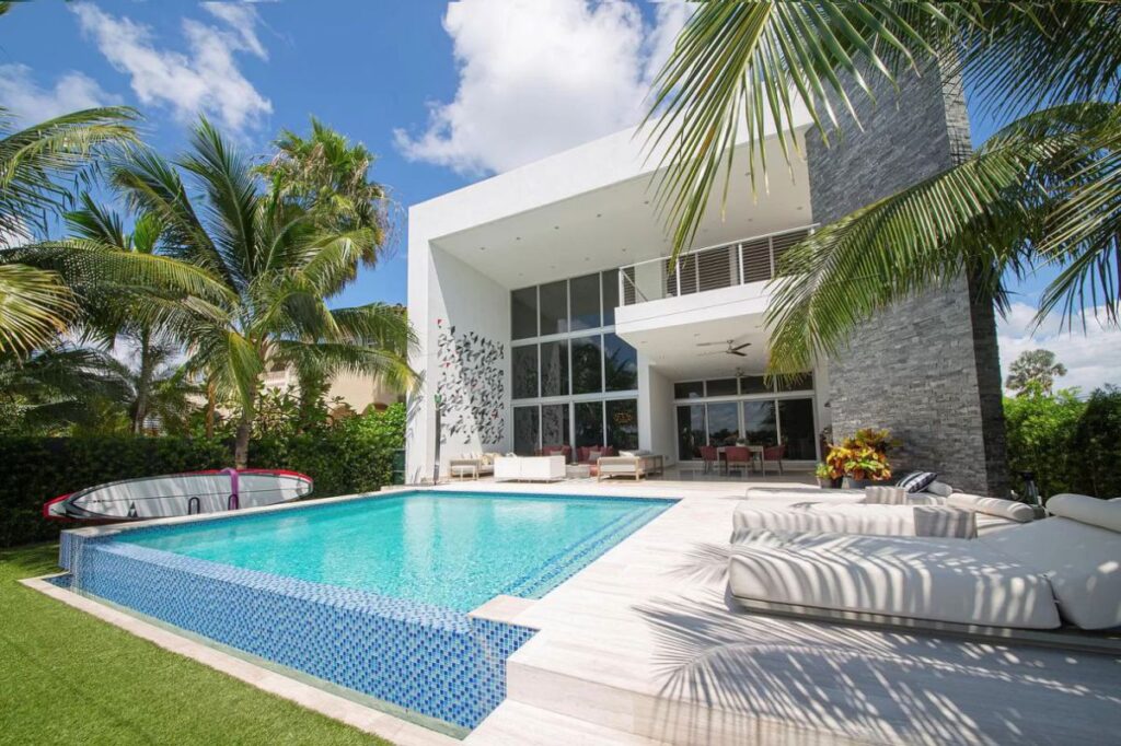 Modern Waterfront Home in Miami Beach on Market