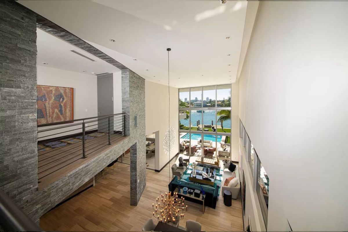 Modern-Waterfront-Home-in-Miami-Beach-on-Market-22