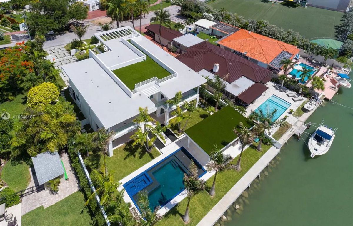 Modern-Waterfront-Smart-Home-in-Miami-Beach-on-Market-1