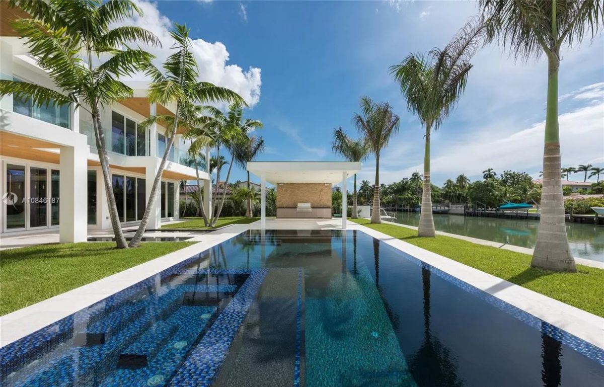 Modern-Waterfront-Smart-Home-in-Miami-Beach-on-Market-14