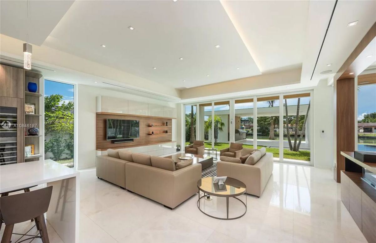 Modern-Waterfront-Smart-Home-in-Miami-Beach-on-Market-23