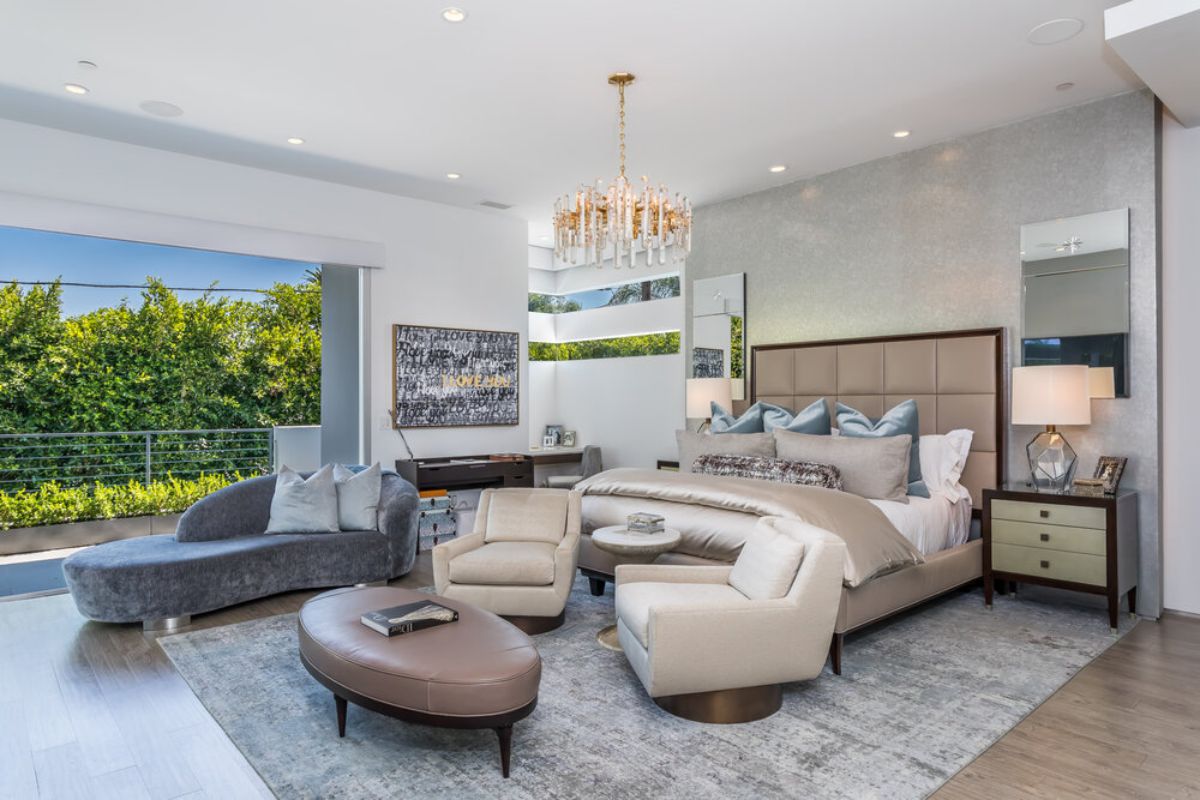 Oakwood-Avenue-Residence-A-Home-of-Impeccable-Design-for-Sale-9