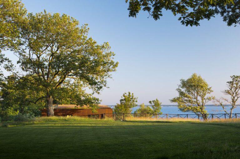 Peconic Residence in Hampton Bays, New York by Mapos Architects