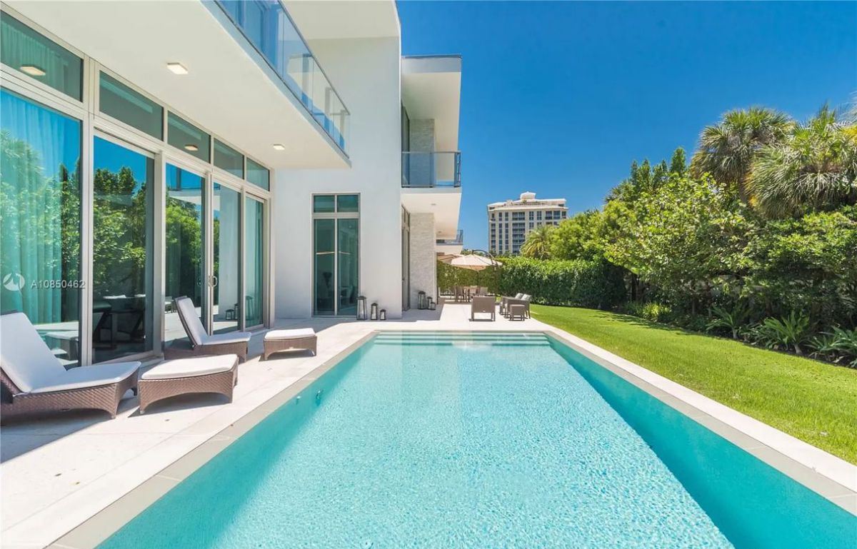 Reef-Lane-Modern-Home-in-Key-Biscayne-Florida-10