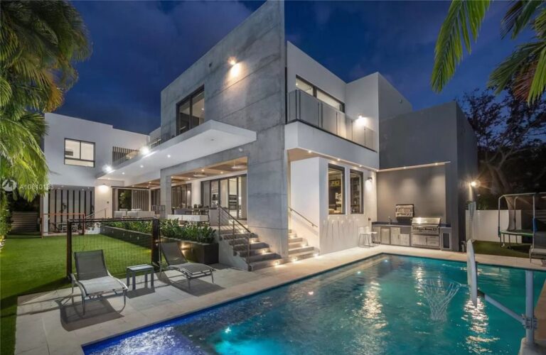 $4.5 Million Sabal Palm Modern Residence is Designed to Perfection