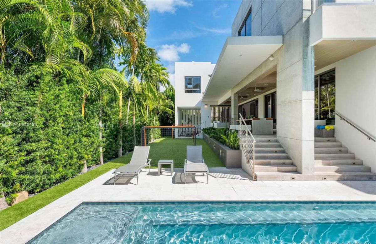 Sabal-Palm-Modern-Residence-is-Designed-to-Perfection-2