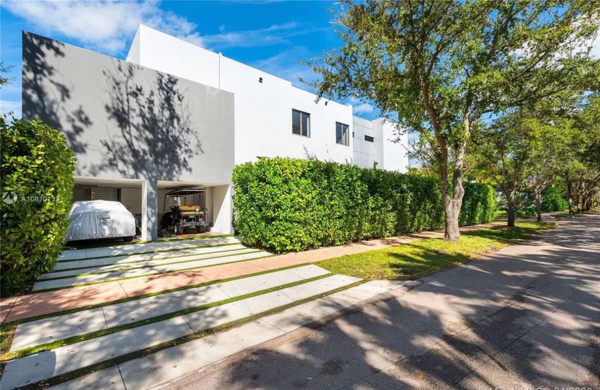 Sabal-Palm-Modern-Residence-is-Designed-to-Perfection-22