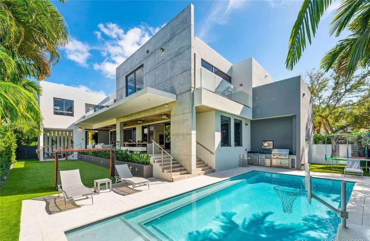 Sabal-Palm-Modern-Residence-is-Designed-to-Perfection-23