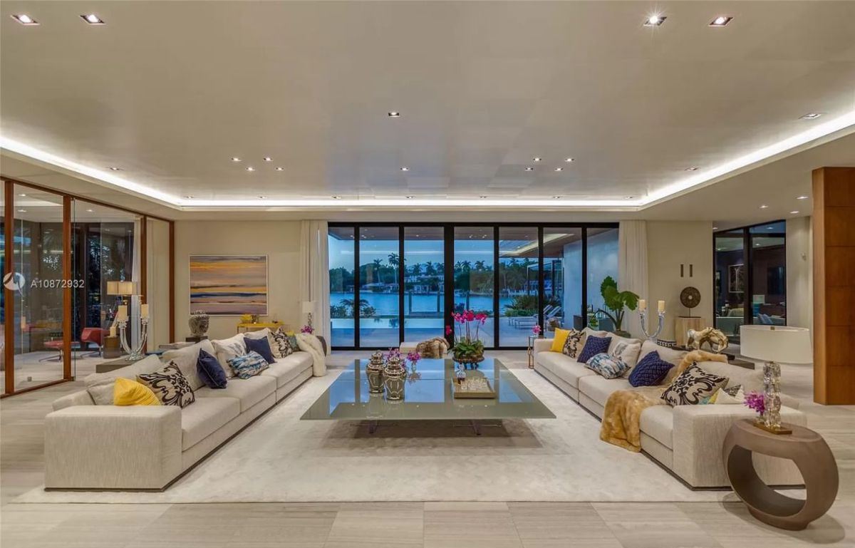 Luxurious Waterfront Estate for Unparalleled Entertaining and ...