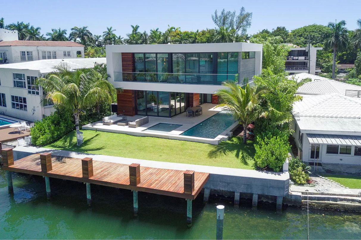 Tropical-Modern-Waterfront-Home-in-Miami-Beach-on-Market-1