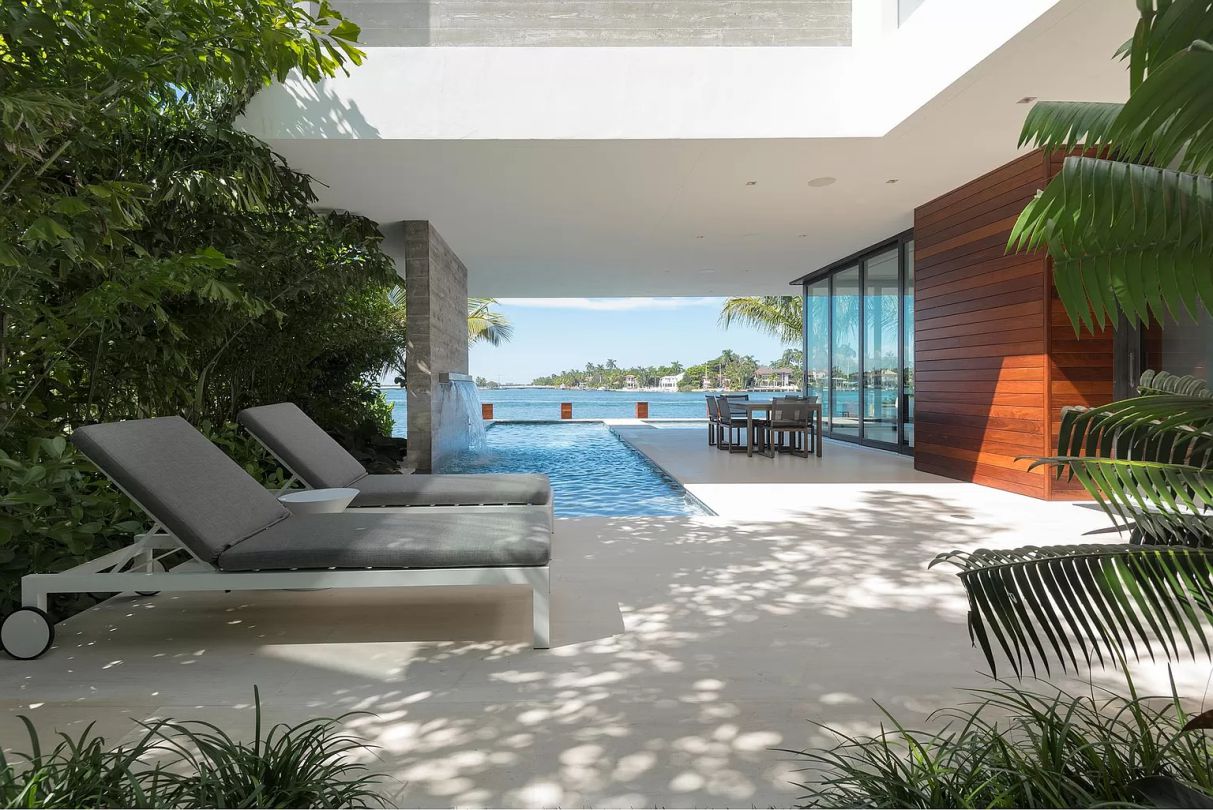 Tropical-Modern-Waterfront-Home-in-Miami-Beach-on-Market-10