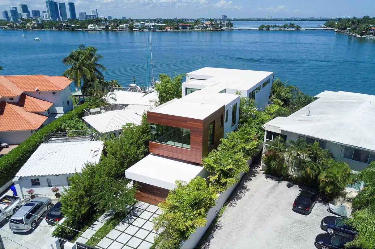 Tropical-Modern-Waterfront-Home-in-Miami-Beach-on-Market-12