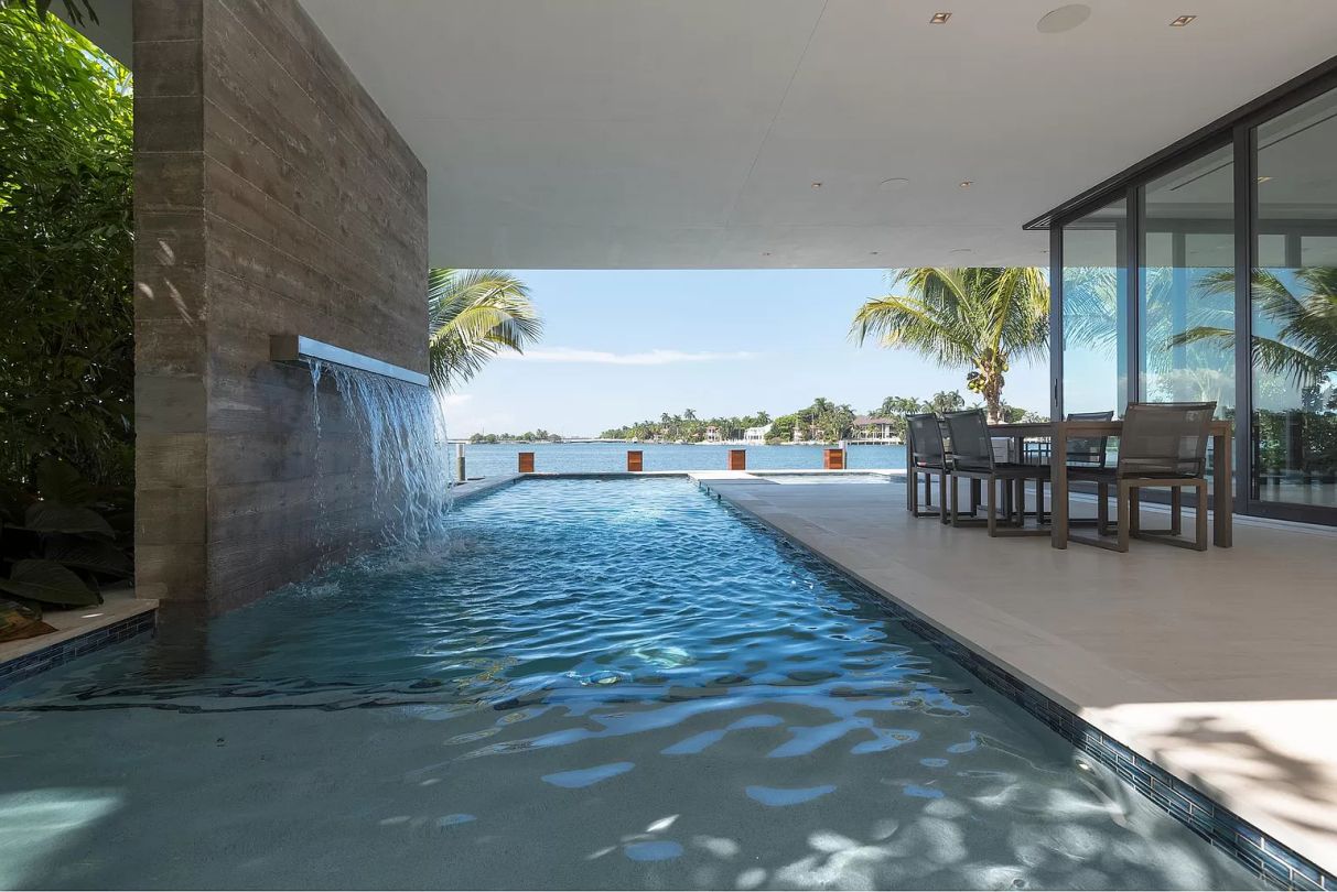 Tropical-Modern-Waterfront-Home-in-Miami-Beach-on-Market-16