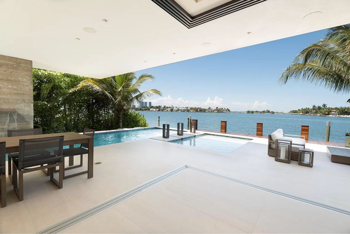 Tropical-Modern-Waterfront-Home-in-Miami-Beach-on-Market-19