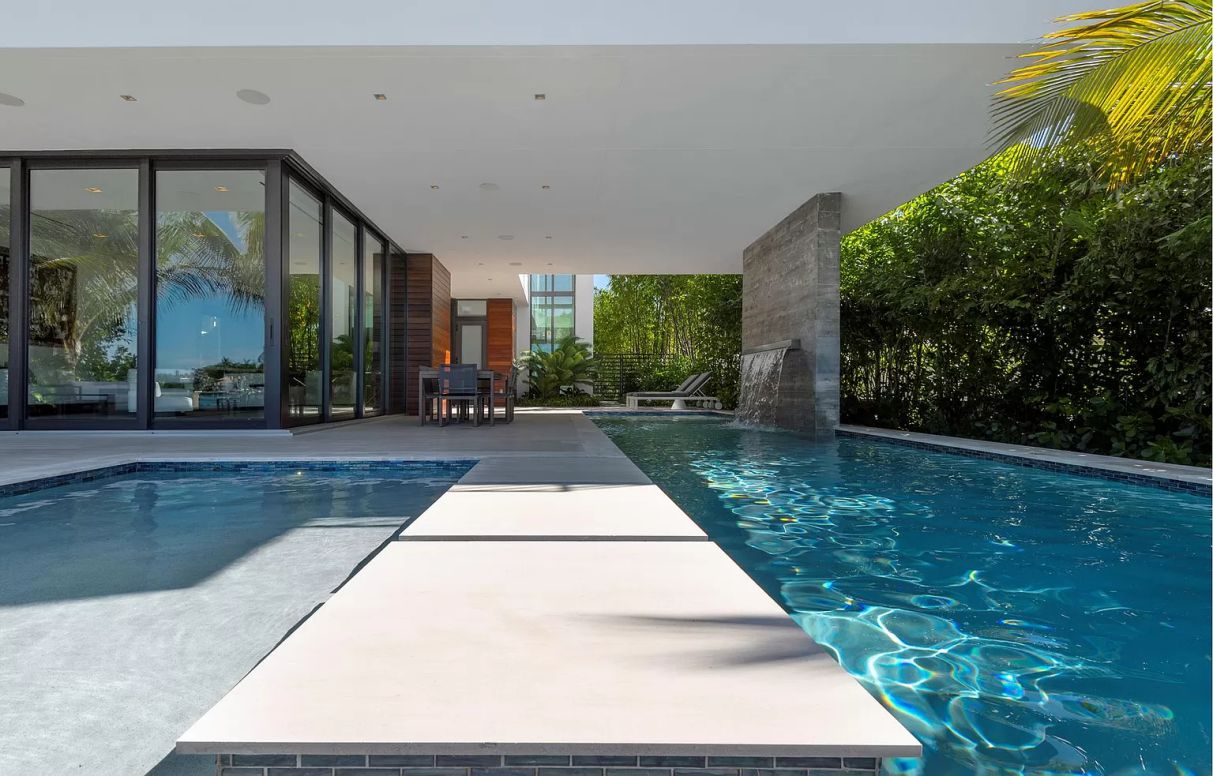 Tropical-Modern-Waterfront-Home-in-Miami-Beach-on-Market-3