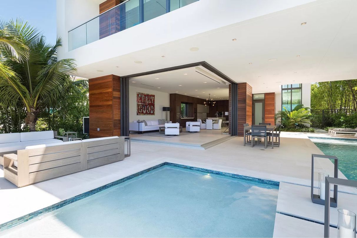 Tropical-Modern-Waterfront-Home-in-Miami-Beach-on-Market-7